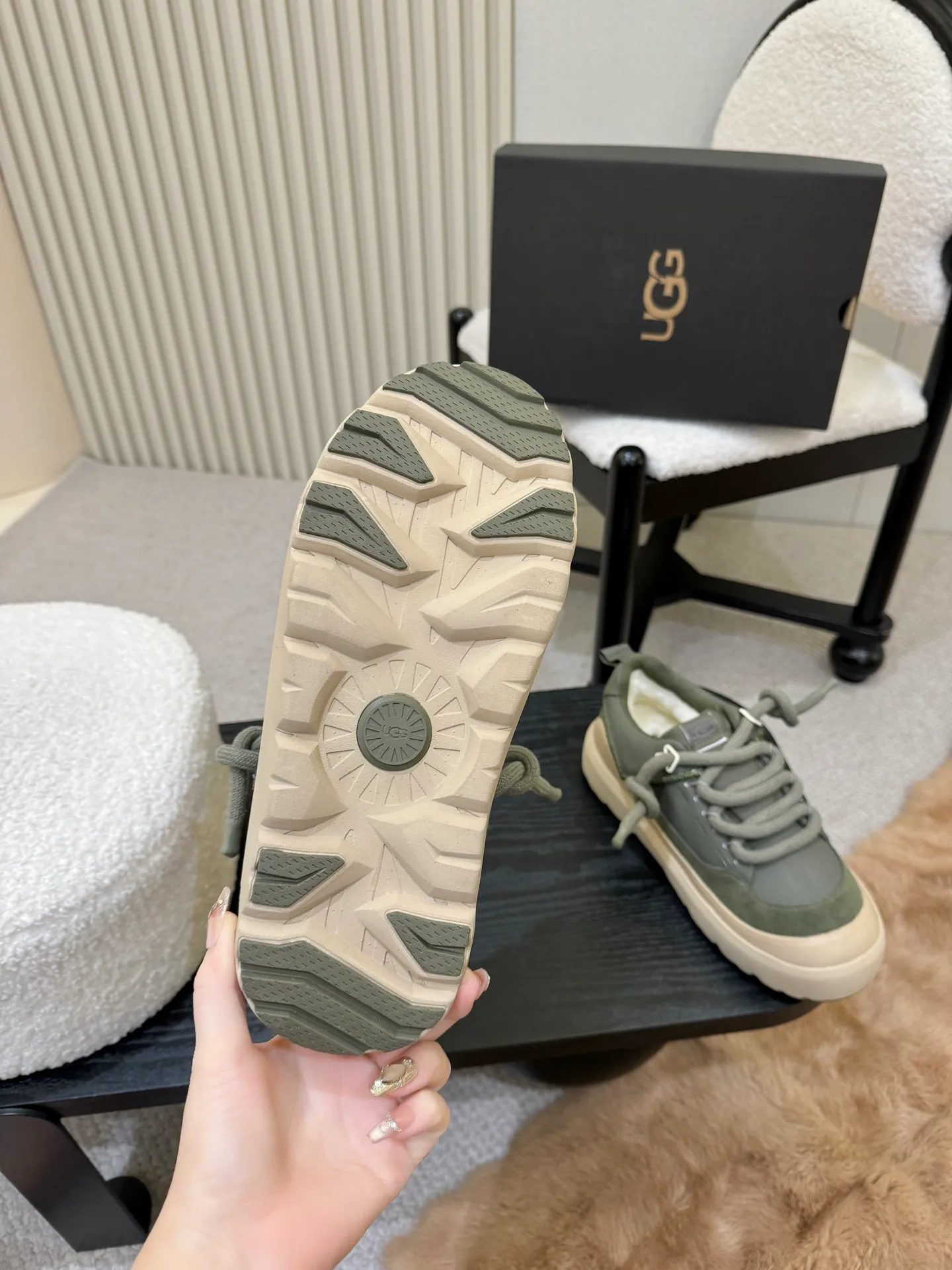 Men's shoes for P600! New UGG is on the market! Autumn and winter modern casual men's and women's low-cut shoes, snow boots, slippers, two-way shoes, this set of ugly bread shoes 🤏 Suede + sheepskin integrated lining, super convenient to step on. Adjustable upper straps. Velcro design adapts to various foot types. Thick soles hide flesh and are sexy, and feel like stepping on cotton☁️ When you go out on the street, you are chased and asked 🔗 Do you want to be lazy and fashionable in autumn and winter? Just lock this one💥 Style number, 1171355, size 35-41, men’s size 39-45